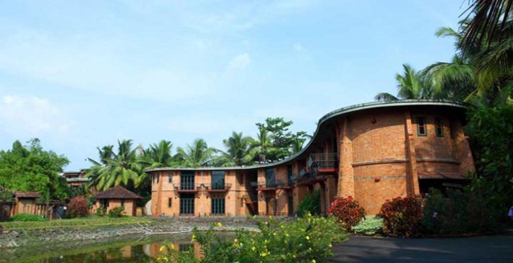 Bth Sarovaram Kochi Bagian luar foto
