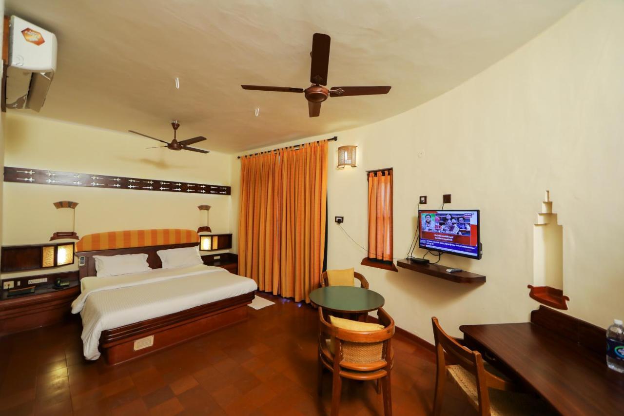 Bth Sarovaram Kochi Bagian luar foto